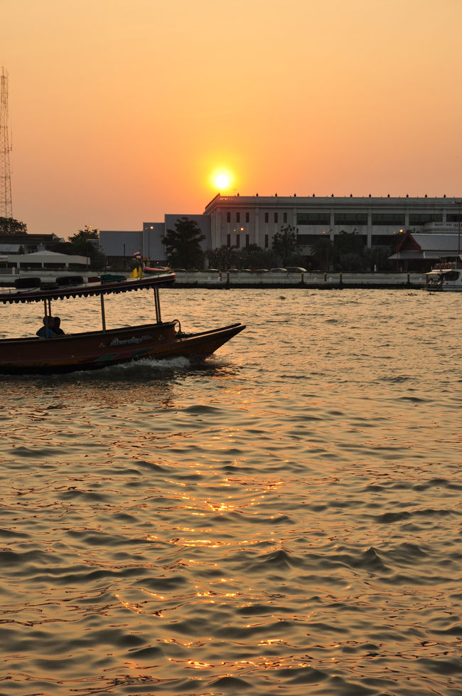 日が落ちました<br /><br />ワットアルンの代わりに水面が赤くキラキラしていました。