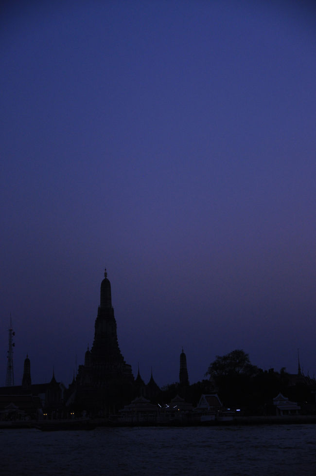 夜の帳が降りて、一瞬の静寂