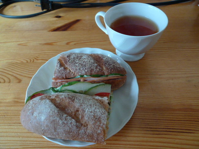 昨日の夜に白馬駅で購入したパン。<br />カフェ（外国人オーナー）で購入。<br />結構高額な価格のパンでしたが、味はよかった