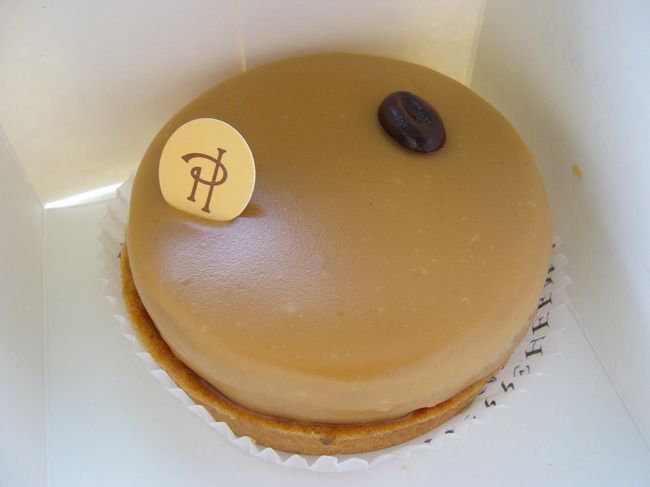 近くのピエールエルメで購入したケーキです！<br />サンシュルピス教会前の広場で頂きます。<br />天気もいいのでピクニック気分！<br /><br />･･･一人ですが。<br />鳩が･･･邪魔しに来ますが。<br /><br />カフェ風味で美味しかった！<br />マカロンもひとつ頂きました。<br /><br />甘いものはおなかが膨れますね。