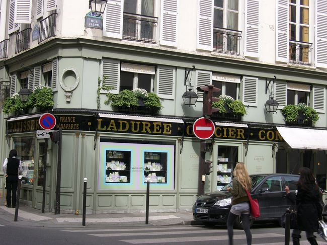 お！ラデュレ！<br />昨日の夜も今日の朝もラデュレでしたが、この店舗は初だし入ってみよう！<br />と入ってみたら日本の女性の方が一人で入りたいようなどうしようかなって雰囲気でいらっしゃったので声を掛けてみる。<br /><br />「もし良かったらご一緒しませんか？」<br /><br />通常なら考えられません。人見知りですから。<br />でも、旅先ってなんだか気持ちが大きくなるものですね。<br />考えるよりも先に声が出ていて、なんだかいい感じにご一緒できることに。<br />すごく気さくな方で楽しいひと時。<br />一人旅中って日本語を話せるだけですごく安心しますね。<br />ひとしきり話した後、ディナーに行きたい店があるという話で、ディナーなんてホテルで済ませることしか考えていなかった私には便乗したい内容だったので即座に「ご一緒したいです！」<br /><br />一人旅の醍醐味、味わってますね。<br /><br />夕方に「セーヌ川クルーズ」に行く予定だった私のプランに乗ってくれて、一時解散して、エッフェルの最寄り駅で再会することにしました。<br />