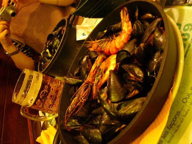 セーヌ川クルーズが混んでいたので、あっさり諦めてディナーへ。<br />ムール貝の「レオン」です。<br />パリに来て初のまともな夜ご飯です。<br />何を頼んだのかはもう覚えていませんが、すごく美味しかったことだけ覚えています。<br /><br />日本だと、こんな大量のムール貝なんて食べる機会はないし、出会いに感謝です。<br />一人じゃない食事って楽しいですね。<br />一人旅は楽しいけど、食事だけは誰かと一緒がずっと楽しい。<br /><br />結局、夜中出歩かないって思っていた旅はなし崩し的に夜中出歩くことに。<br />でも、以外に大丈夫でした。<br />地下鉄も普通ですね。<br /><br />満腹のまま、就寝。