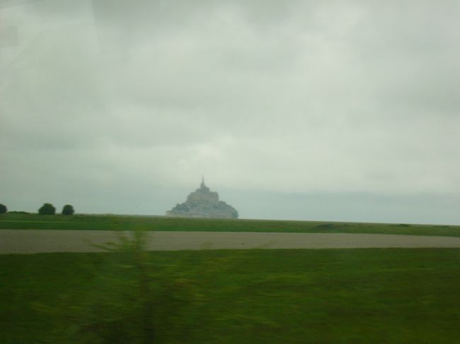 5/5（火）<br />モンサンミッシェルへ出発です！<br />今回は「マイバス」の１泊２日プランで行きました。<br />どうしても夜のモンサンミッシェルが見たかったのです。<br /><br />出発時のお天気はあいにく曇り。<br />バスの道中、降ったりもしていましたが、着いたときはやんでいました。<br />ラッキー。<br /><br />宿泊プランの方は私以外には１組。<br />ホテルに荷物を預けてランチをし、修道院を見学します。<br /><br />ランチまではご一緒だったツアーの方ともなんとなく人見知り発揮でしたが、ランチを機にお話させていただき、修道院見学は楽しくさせていただきました。<br />一人で来てらっしゃる方も結構多かったです。