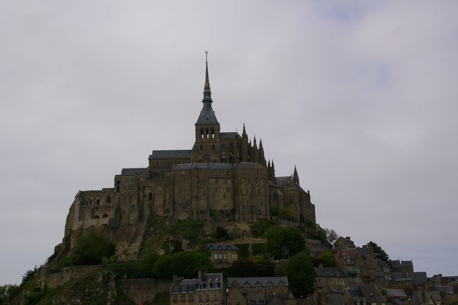 ガイドツアー付で修道院を見学しましたが、島内宿泊だったのであせることもなく良かったのですが、日帰りの方は散策時間が１時間ほどでちょっと急ぎ足のようでした。<br /><br />今日はどんより。<br />なんだか何かが起こりそうな雰囲気。