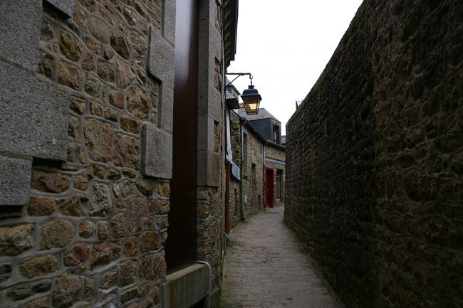 ひっそり。<br />ホテルは島内の内部の路地に面していました。<br />海側ではなかったのですが、なんだかワクワクする場所でした。