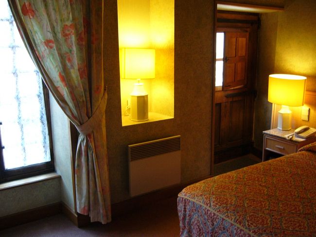 ツインのお部屋でしたので広々。<br />路地に面しています。<br />危なくないの？と思うかもしれませんが、島内は夜になると、人が居ません。問題ないです。