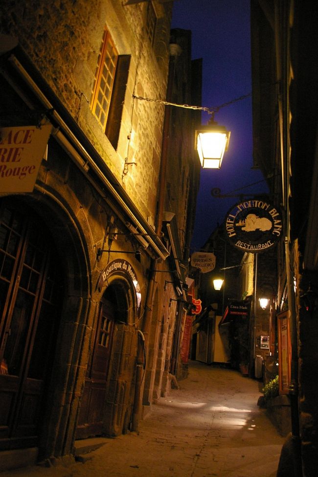 グランドリュもひっそり。<br />こういうひとけの無い感じが大好きなのでたまりませんでした。<br /><br />ここのホテルにはバスタブが付いていたのでゆっくり疲れを癒して就寝。<br />