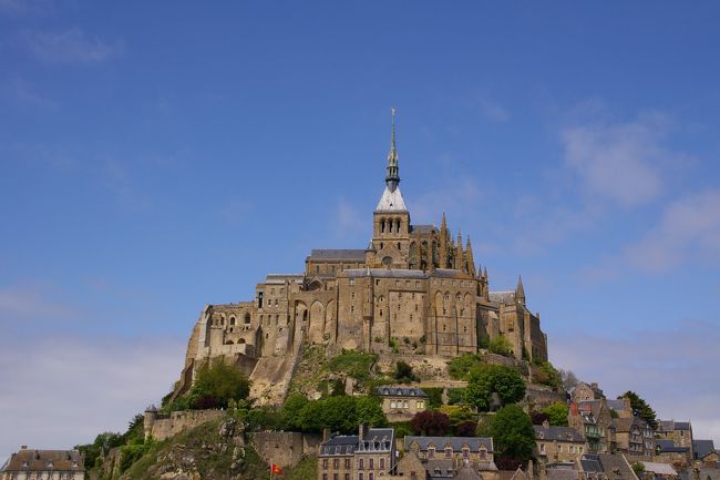 チェックアウトして、エアメール出して、お昼も食べて、だらだらしていたらいつの間にか、快晴！<br />この2日でいろんな顔を見せてくれたモンサンミッシェル。<br />感動です。<br /><br />この写真を撮っているときにオランダ人にくどかれかけました。<br />英語がしゃべれたならなー！<br /><br />15:30にホテルのロビーで帰りのバスの添乗員さんと待ち合わせ。<br />同じルートでパリ帰着。<br /><br />モノプリは閉まっていたので夜ご飯買えなかったので（モノップは開いていたかもだけど、この当時は知識がなく＞＜）マドレーヌ寺院前の適当な日本語メニューのあるお店に入ったらやたら愛想のいいおじ様が印象的な、味には何の印象も残らない店でディナー。<br />観光地味。残念。<br />でもおじ様のウィンクがうますぎて面白かったです。