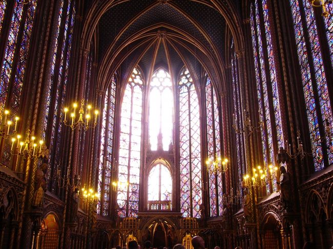 5/7（木）<br />サントシャペルへ。<br />とにかく美しい。声にならない。<br />これほどまでに圧倒的なステンドグラスは初めて。<br />ボーっと見上げてしまいました。<br /><br />OPEN前に着いていたので、並ぶことなく入れました。<br />セキュリティーチェックがめんどくさい。<br /><br />あと、ここのトイレで意地悪されました。（私以外の観光客の方も）<br />掃除をしている人なのかわかりませんが、トイレットペーパーを振りかざしながら「入りたいなら入れば？トイレットペーパーはないけど！」みたいなことを言ってました。フランス語聞き取れないのでおそらくですが。<br />そこにいたすべての国の観光客の方が困っていました。皆で困った人ね、と目配せ。<br />違う人が来てその場はなんだか収まりましたが、私はティッシュペーパーを持っていたので何のダメージにもなりませんよ。日本人なめんな。<br /><br />