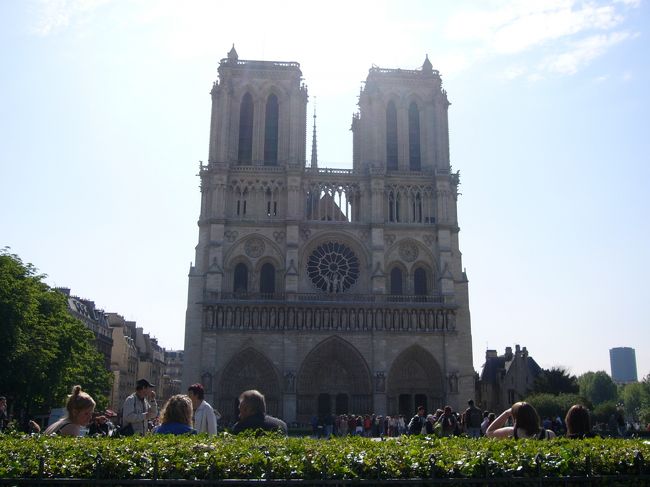 コンシェルジュリーも見た後、ノートルダムへ。<br />サンルイ島も散策。<br /><br />このとき、日本の文化に興味あるんです！っていう男性に声を掛けられ、熱く語られるも昨日のオランダ人でもうおなかいっぱいなので退散。<br />お願い、日本語で話しかけてください。