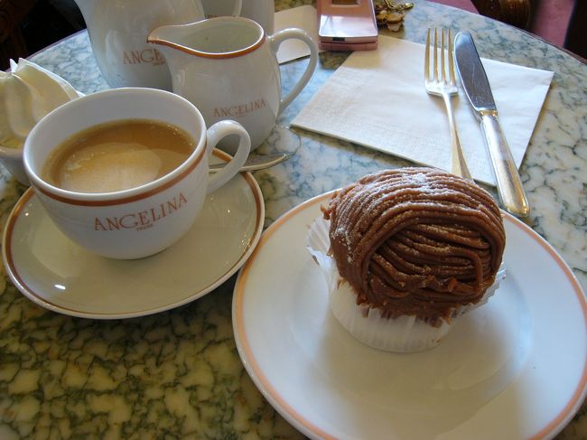 小腹がすいてきたのでカフェへ！<br />あ、もちろん、ノートルダムからここまで徒歩です。<br /><br />アンジェリーナ！(13:05）<br />モンブランが有名ってことで、もちろんモンブランを。<br />んーーーーーーー、普通！<br />美味しくないことはないけど、普通！<br />並ぶことなくすんなりは入れたから文句はないです。<br />横でクロックムッシュを食べていた日本の方がいらっしゃいました。おいしそうでした。