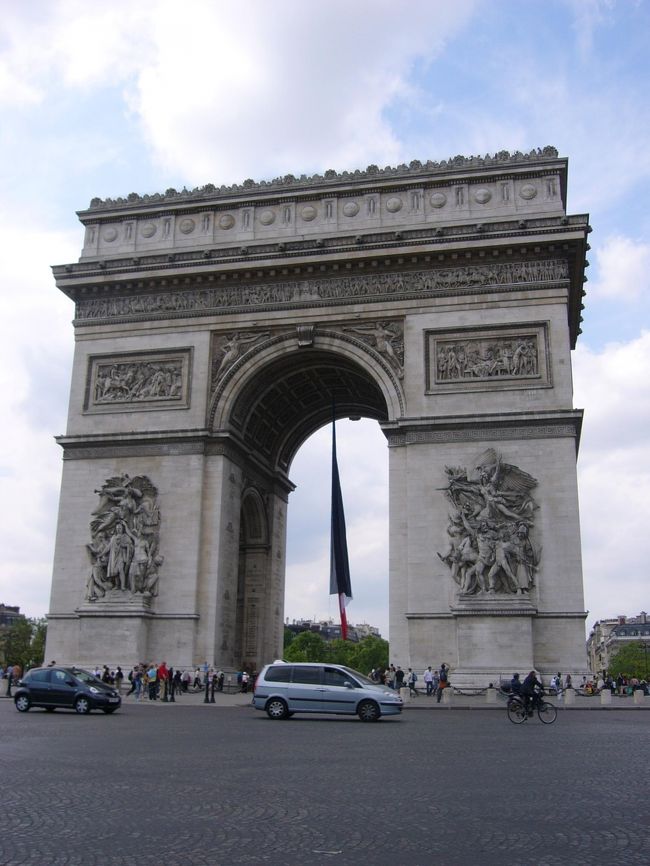 そして凱旋門！！<br />ようやく近くまで来ました。<br />パリって感じがしますね。<br /><br />シャンゼリゼは、鳩が多くて鳩嫌いの私にはだいぶつらかったです。<br />あんまり「オ〜シャンゼリゼ〜」って優雅な感じではなかったです。