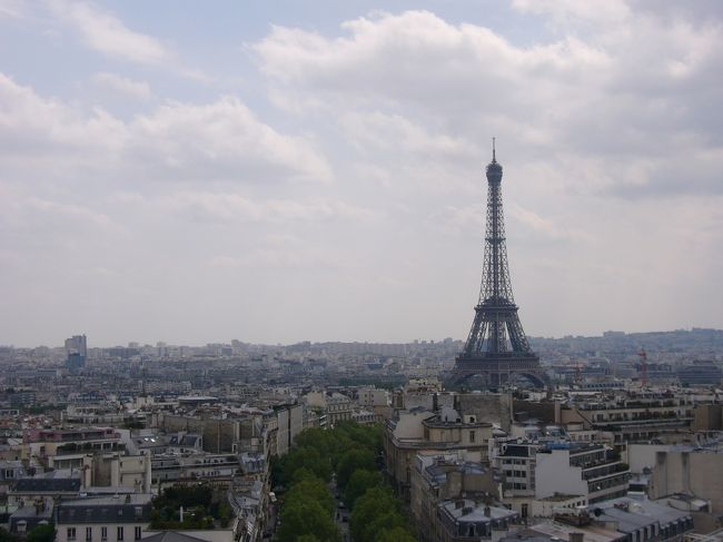 上ってみました。階段、きつかったです。<br />でも上って大満足！！！<br />エッフェル塔は、エッフェル塔に上るより、こっちに上って見るほうが素敵！<br /><br />この後、ボワシエとダロワイヨに寄ってお土産購入。<br />そして欧州旅行中の友達と落ち合って夜ご飯へ。