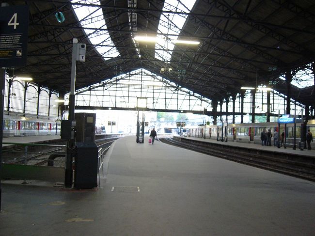 サンラザール駅から向かいます。<br />ホテルから徒歩圏内です。<br />このときの時間が、7:05です。早い。<br /><br />切符は紙に「ヴェルサイユまでの往復欲しいよー」って書いていましたのですんなり購入。<br />うん、下準備の勝利。