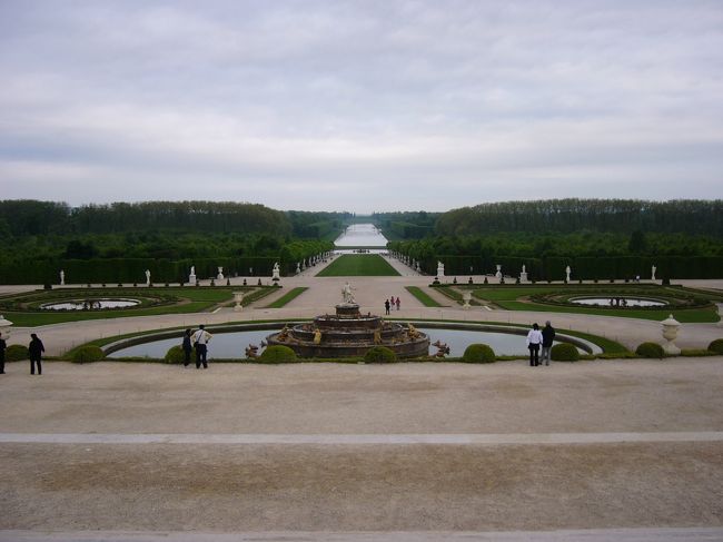 何処に並んでいいのかわからなかったのでお庭散策。<br />う、うつくしい！<br />というか、広大すぎますよアントワネットさん！