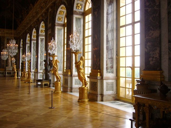 入り口には「団体」と「個人」の列があるのですが、途中まで気づかずに「団体」の長い列に並んでいたら少し前に居た日本の方がミュージアムパスを見せながら何か聞いているようす。聞き耳を立てていたら「個人」の入り口は全然並んでいない方らしいので、列を抜けて並んでいない方へ。<br />ありがとうございます、どこかの日本の方。<br /><br />そんなわけで、OPENと同時に入場できました。<br /><br />鏡の間には9:44到着。<br />その後も見ごたえたっぷり。<br />写真を撮ってもいいのが嬉しかったですね。<br />（ウィーンのシェーンブルン宮殿は写真NGだったので）