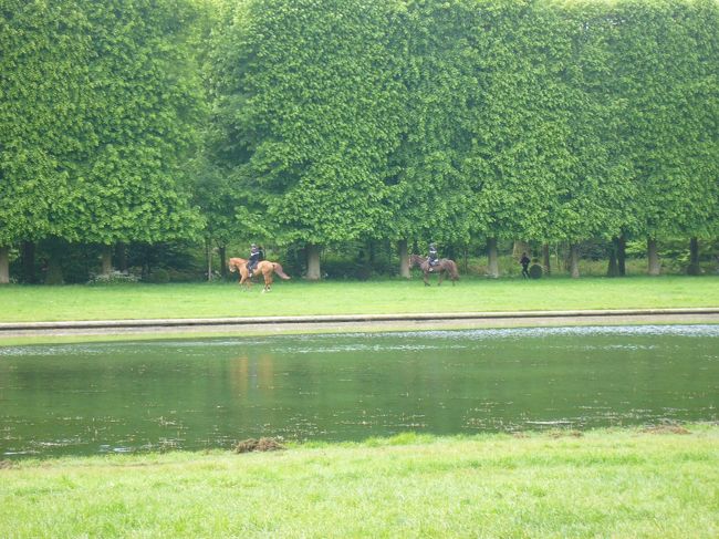 宮殿の鑑賞を終えてお庭へ。<br />この時、11:19。小腹がすいていたので軽くバケットサンドをお庭で頂いてトリアノンへ。