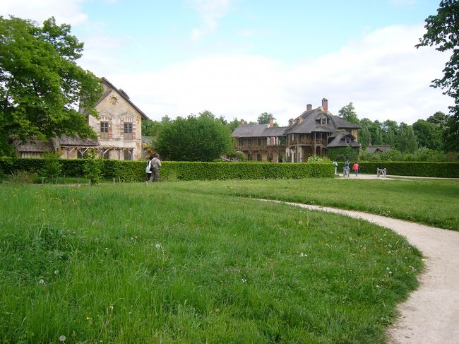 プチトリアノンは本当に田舎の景色のようで不思議でした。<br />ここが宮殿内か・・・<br />マリーアントワネットの苦しみと悲しみの象徴なのでしょうか。<br /><br />ゆっくりと見て回れて大満足です。<br />おそらく15:00くらいまでぶらぶらしていました。<br /><br />