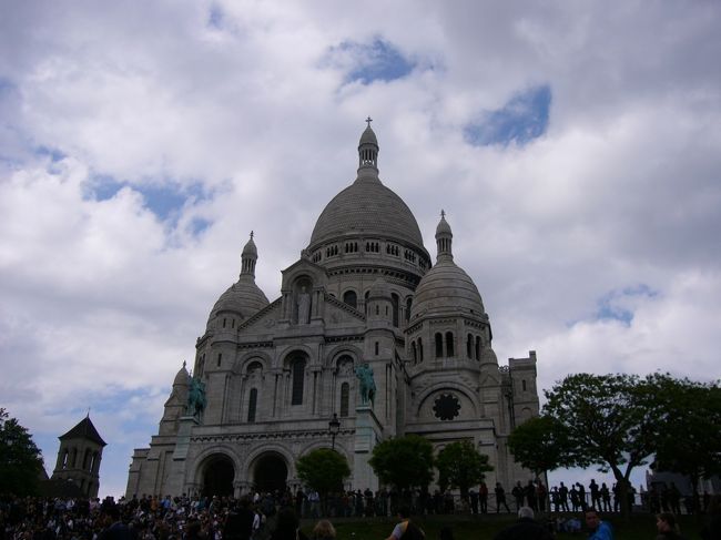 パリに戻って、来ました。サクレクール教会です。<br />例に違わずアメリを見ていたので来てみたかったのです。<br />でも、聞いていた通りに治安は良くはないですね。<br /><br />ミサンガ売りに絡まれました。<br />「コンニチワ」と声を掛けてきたのを無視したら<br />「ニーハオ！」となって其れも無視したら「アニョホセヨ」<br />其れも無視したら「ハロー！」で、結局最後は「ボンジュール」<br />面白かったですけどね。怖かったです。<br />何事もなかったから笑えております。<br /><br />街自体は可愛いし、ここから見下ろすパリの街も中々素敵なのに、治安が・・・もったいないです。