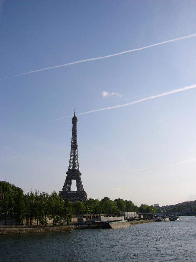 最後の観光へ。<br />先日諦めたセーヌ川クルーズにリベンジです。<br />実は日本でミュージアムパスを買ったときに格安で買えたのでついでに買っていたので、どうせなら使おうという事で、あるから来たっていう感じでした。<br />どうしても乗りたい！ってわけではなかったんですが、これが大正解！<br />夕暮れのパリの街はまた来たいと思わせる風情。<br />この時間、パリ最後の夕方に乗っているって言うのがまたそういう空気をかもし出しているのかもしれません。