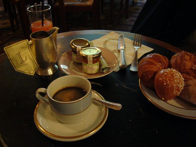 5/9（土）<br />最後の朝ごはんはまたもやラデュレへ。<br />豪華な朝ごはんにしてみました。<br />贅沢な気分。<br /><br />朝ごはんの後、クロワッサンを購入してお土産に。<br />パンを持って帰るためのカゴをちゃんと日本から持ってきていたので、スーツケースの中でもつぶれることなく日本へ直輸入！<br />