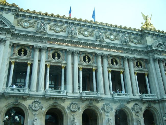 そういえば、オペラ座前も何回も通ったけど中には入らなかったな。<br />次回はここにも来たいものです。<br />10:24ごろ。パリ離脱。<br /><br />当時のCDGはあまり充実していなかったので、次回のCDGが楽しみです！<br /><br />帰りのフライトは通路側を指定していたのに4席の真ん中しか開いていないという・・・なんということ！<br />と、思っていたらリクライニングがおかしくって非常出口前の広いところに移動させてくれました。ラッキー！<br /><br />定番どころを回るだけで1週間！なんて見所満載の街なのでしょう。<br />でも、結構天気にも恵まれたので本当にいい旅でした。<br />次回は買い物ももっとしたいと思います。円高ですし。