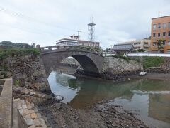 さらに歩いていると平戸の眼鏡橋がありました。幸橋というのだそうです。眼鏡橋といっても２つではなく１つのアーチの石橋で1702年に造られたのだそうです。