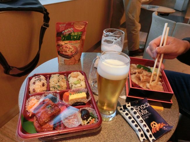 空弁を買って、ＡＮＡラウンジで食べる。<br />だって、ビールタダだし・・<br /><br />でも、弁当冷たくて<br />ちょっと残念な感じ。