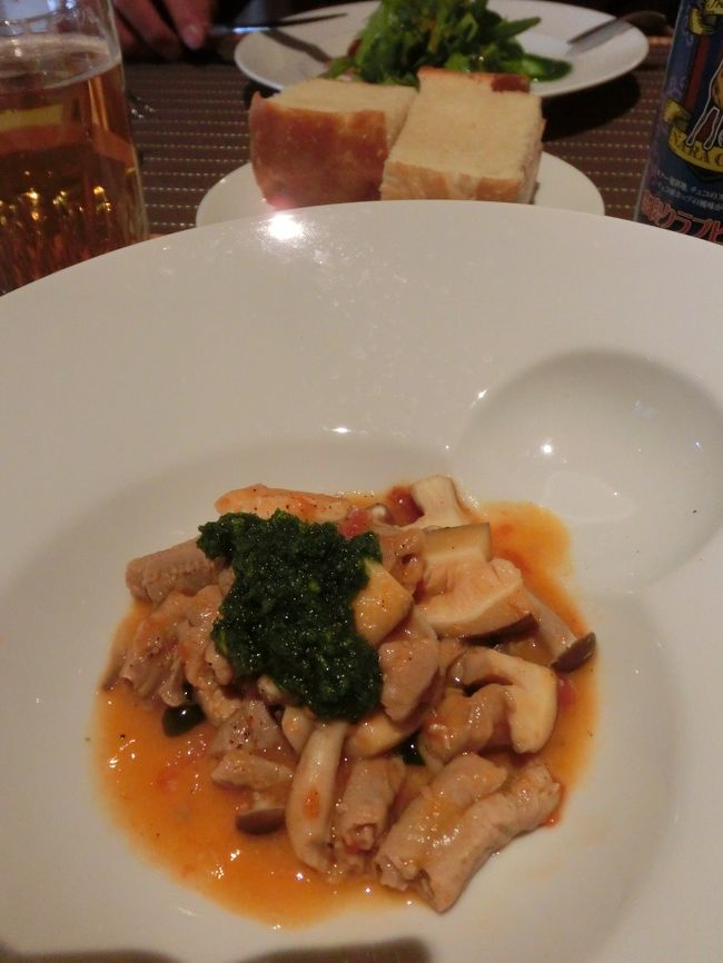 ２階はトラットリアというので<br />そちらでコースで頂いてみた。<br /><br />前菜の『豚の腸の煮込み』