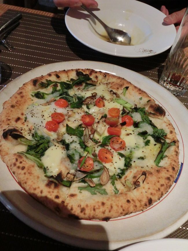 『奈良の野菜のピザ』<br /><br /><br />他に肉だの、魚だの食べたけれど<br />はっきり言って、失敗。<br /><br />最後のエスプレッソなんて<br />人肌の温度なんだもの・・<br />