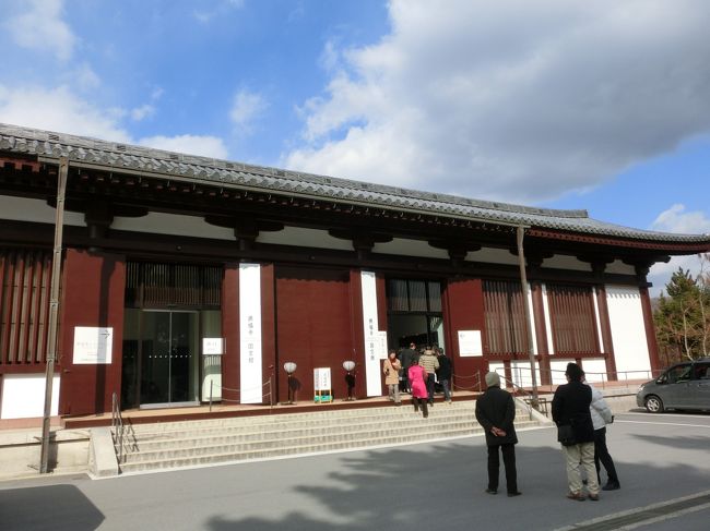 それにしても京都、奈良って<br />拝観料がつきもの。<br />拝観料を払っても<br />お賽銭箱はまたあるし<br />如来様にお願いするのには<br />お金を払わないとお願い出来ないって訳なの？<br /><br />建物や文化財保護の為に、払うものなのかな。<br />「お布施だと思おうよ」ってオットと言い合ったけど<br />バチカンだって、ミラノのドォーモだって無料だし<br />タイペイの行天宮なんかおみくじもタダで<br />やらせてもらえて、その上、御札まで下さった。<br />東京も浅草寺みたいな大きなお寺でも<br />拝観料なんて取らないぞ！<br /><br /><br /><br />