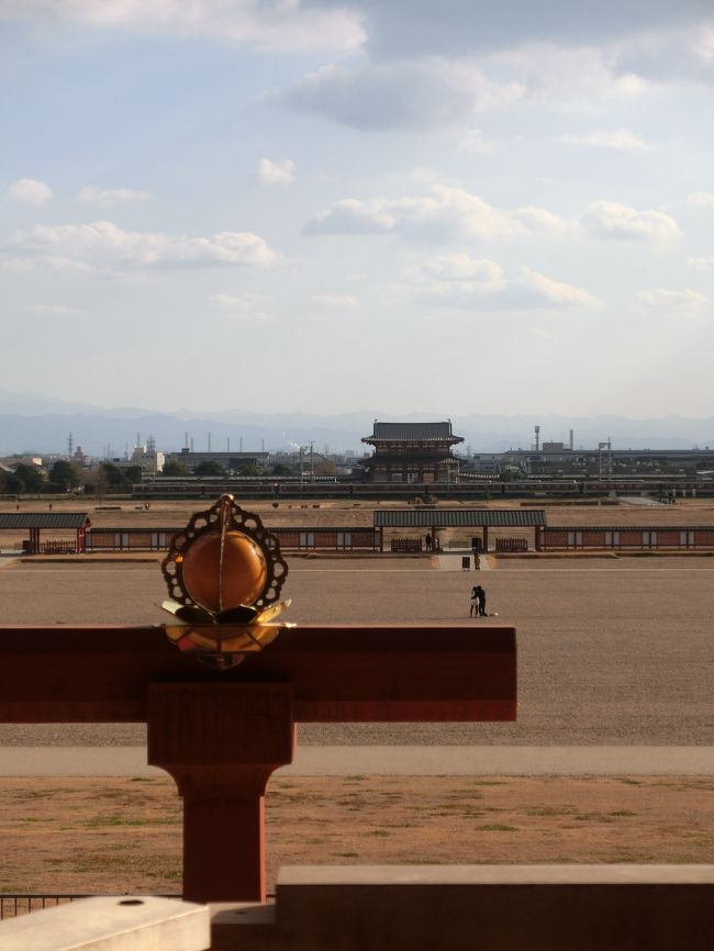 むこうに平城京の正門の<br />朱雀門が見える<br /><br />そしてびっくりしたのは<br />敷地内を近鉄奈良線が<br />横切っているという事・・・