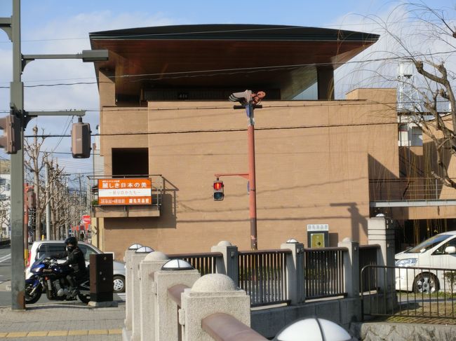 10時を待って『細見美術館』へ。<br /><br />でも、見たかった屏風は、<br />今展示されてなく、<br />行こうと思っていた、最上階の茶室も<br />本日はお休みだって・・<br />えーーー<br />折角来たのにぃ