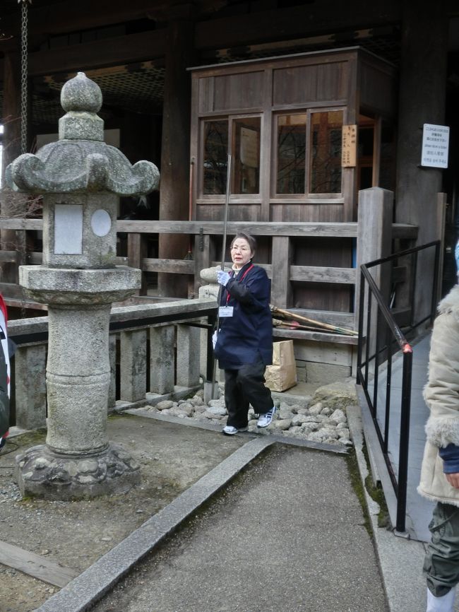 結んだ沢山のおみくじを<br />おばさんがせっせと片付けてた。<br />出来れば、みんながいない時に<br />捨てて欲しいと思うのだが・・