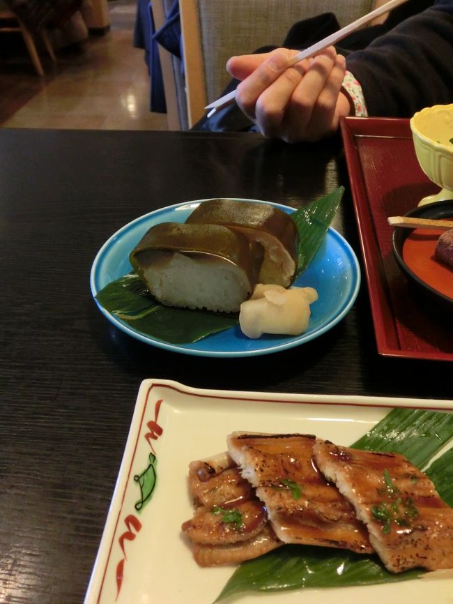 でも、どこも混んでいて<br />時間かかりそう・・<br /><br />仕方なく蕎麦屋さんで<br />蕎麦を食べる。