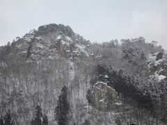 仙台発14時44分の仙山線に1時間乗って山寺駅へ。
もちろんウィークエンドパスの範囲内^^

写真は駅のホームから見た山寺。

かなり雪が降り積もっています。

目指す山寺は…右の方に写る山の上の建物。

予想以上に高いところにありそうです！
