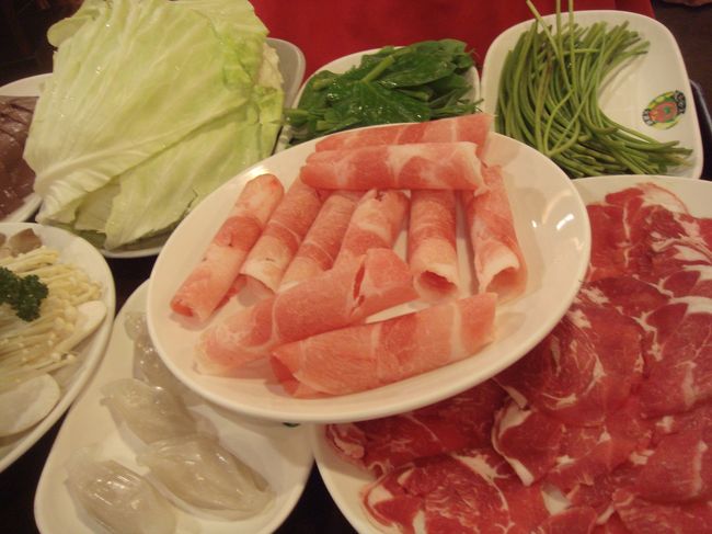 豚バラ、ジンギスカン、きのこの盛り合わせ、キャベツ、水餃子・・・<br /><br />店員さんに勧められていろいろ頼んだらこんなにどっさり〜<br /><br />
