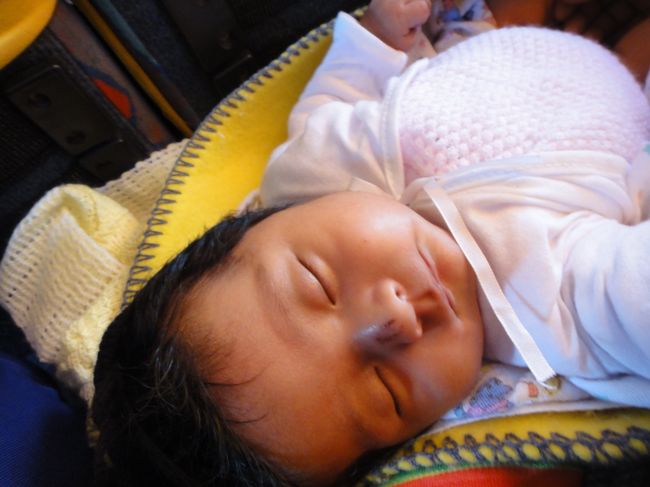 2011年7月19日（ペルー5日目）<br />クスコのバス乗り場でプーノ行きの切符を購入。<br />ほとんど待ち時間なく出発出来たけど、隣の座席は赤ちゃん抱えたお母さん。<br />このお母さん、かなりデブ、いやふくよかな女性で私の座席を半分占領していました。<br />あの、少し詰めてもらえません？なんて言えるはずもなく、4時間程ひたすら我慢してました。<br />赤ちゃんはバスが止まるたびに、オギャーオギャーと泣きます。<br />幸先の良いスタートで、プーノへ向かいます。