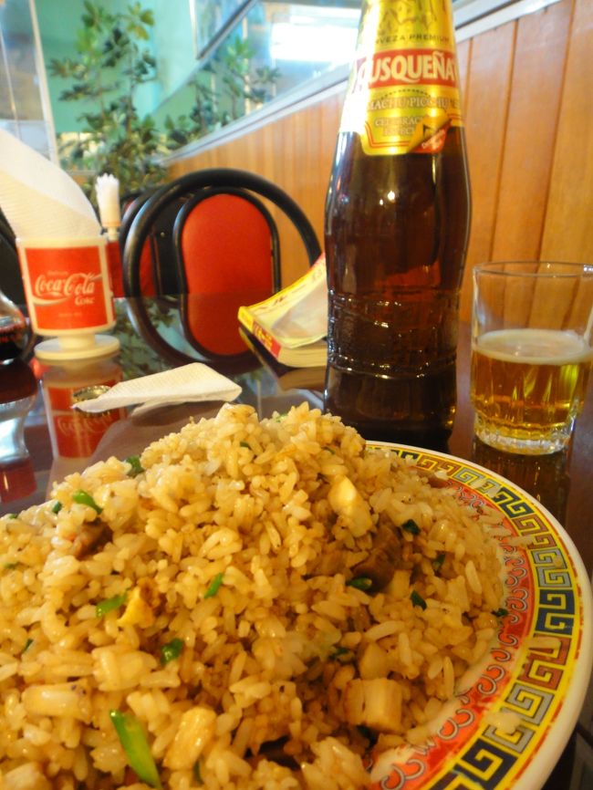 夕方、お米が食べたかったので、散歩途中に見つけた中華料理屋でチャーハンとビールを注文しました。<br />結構、地元の人で賑わっていて、中国人らしいシェフもいたので期待したけど、味はイマイチ・・・。<br />中華って世界中どこでもあるけど、当りハズレありますよね。