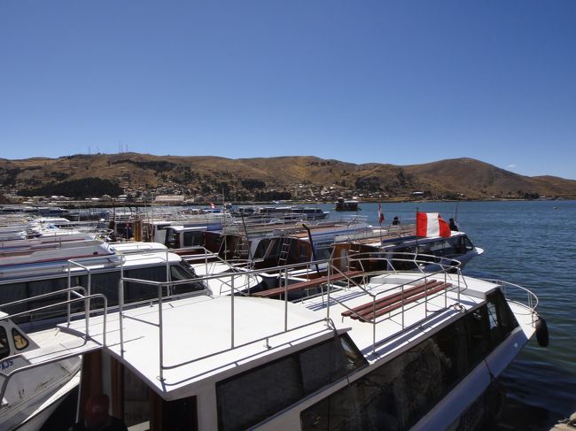 7月20日（ペルー6日目）<br />朝からウロス島ツアーに参加します。<br />ロビーで待ってても、誰も迎えに来ない・・。<br />受付に事情を話して旅行会社に電話してもらいました。<br />しばらくしてお迎えが来ましたが、どうも様子がおかしい。<br />乗客が私1人でおかしいと思い運転手に聞いたら、私1人ピックアップを忘れていたとの事。<br />他のお客さんはもう全員船で待ってるよーって、オイッ！！<br />