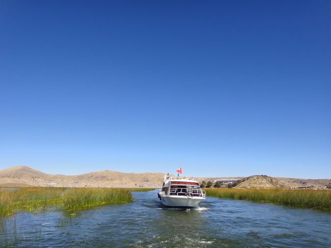 小さな船に乗り込んだら、本当にみんないて、しかも私の座席がない・・・。<br />なんだか、私が寝坊しておくれちゃいました〜的な感じです。<br />仕方ないのでフェリーの外、陽がガンガン当る暑い場所に強引に割り込みました。<br />