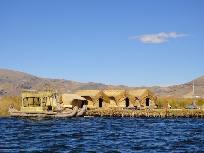 遅れてやってきた東洋人にみな興味はなく、私の存在を丸ごと無視するかのごとく周りは皆、お互い楽しくおしゃべりしています。<br />船の中を覗いても西洋人ばかりで、友達同士、カップルばかりです。<br />言うなれば、和気あいあいとした、楽しいクラス的な感じです。<br />やばいっ、出遅れた私は圧倒的に不利な状況です。<br />寂しく孤独な旅行者に成り下がりそうだったので、私、写真撮るのに忙しいんです作戦を決行しました。<br />