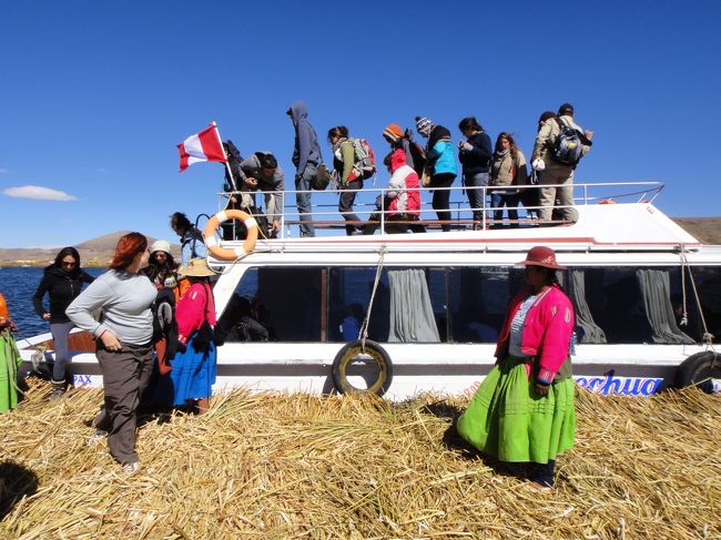 機転の利いた作戦のお陰で、退屈で孤独な移動時間があっという間に終りました。<br />トトラでできた不思議な島、ウロス島に上陸です。<br />足元がフワフワしていて歩きにくい・・・。<br />挑発的に私の足元に藁が絡んできます。<br />藁のくせに生意気ではありませんかっ！