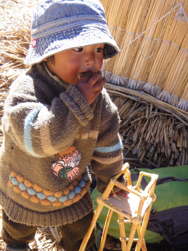 子供を発見しました。<br />珍しい動物を見つけたかのごとく、皆でカメラを構えます。<br />ほっぺがぷっくりしていてカワイイです！<br />しばらくして、母親らしき人が抱きかかえて連れ去りました・・・。<br />撮影隊、ガッカリ。