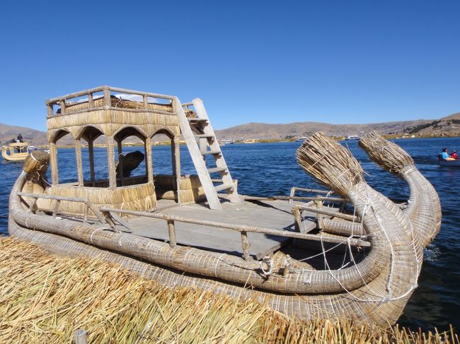 島同士を移動する際使う船も、葦でできています。<br />触ってみたら硬い。<br />何で浮くんだろう？<br />水につけて腐ってこないか心配です。<br />先っぽが跳ね返っていて、イカしてます！（←死語）