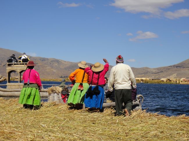 しばらく島をぶらついた後、お隣の島にみんなで移動しました。<br />お見送りに来てくれた島民達。<br />ブラウスもロングスカートもカラフルで素敵。<br />観光用なのか普段着なのか分かりませんでした。