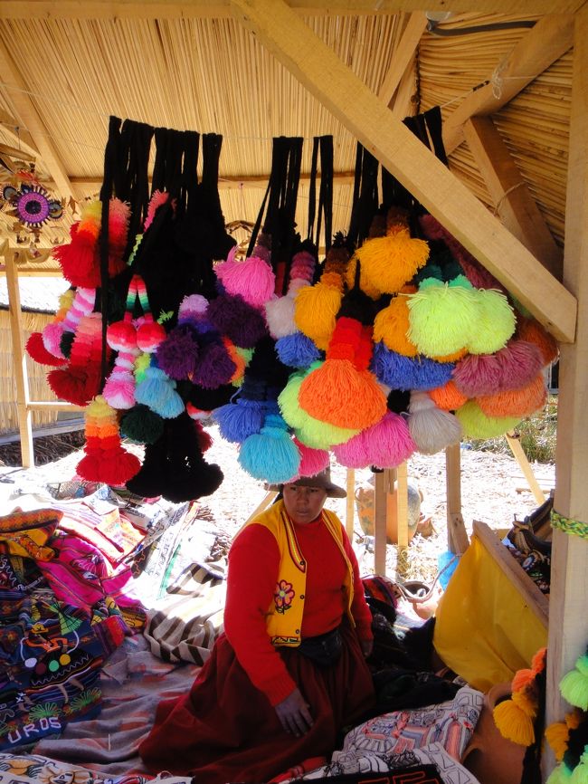 隣の島はほとんどお土産屋さんがメインでした。<br /><br />実はこの半日ツアーの他に、ウロス島とタキーレ島の1日ツアーと、それプラス、アマンタニ島を周る1泊2日のツアーがあったんです。<br />後で知ったのですが、1泊2日のツアーがめちゃくちゃ楽しいんだそうです！<br />2人から聞きました。