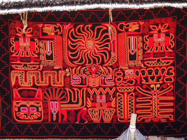 島をウロウロしている時、他のツアーで来たであろう日本人っぽい人とお会いしました。<br />残念ながらしゃべる機会はありませんでした。<br />お土産屋さんめぐりも飽きて、早々船に戻りました。<br />そう、今度は遅れるわけにはいきません。