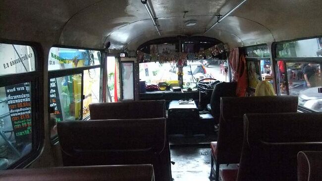 私が写真を撮ってるものだから。オジサンが私たち２人の写真を撮ってやろうと言ってる雰囲気。その言葉に甘えた。これ自体は別の写真。<br />以前パタヤの海岸で朝日を取っていたら欧米のオジサンが私を撮ってやろうと言ってくれた。せっかくの好意を断ったことを後悔してる。自分の写真は要らないものですけど。デジタル写真にポーズするだけなんだから撮ってもらえば良かった。