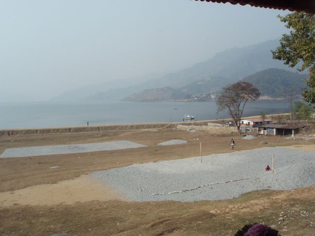 1月23日（日）（4日目）<br />　4時半にモーニングコールがあり、朝食は5時20分から始まった。<br />　まだ暗い朝6時にホテルを出発し、ポカラ空港に向かった。<br />　しかし、山の気象が悪く今日の便は欠航になってしまった。また、明日挑戦である。<br />　そこで、急遽、ポカラ市内の観光になった。<br />　市内のフェワ湖の近くの食堂で昼食になった。<br /><br />